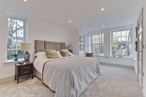 3 bedroom detached house to rent, Ridgewood, Weybridge KT13