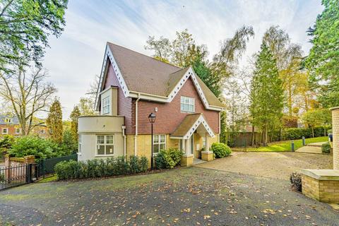 3 bedroom detached house to rent, Ridgewood, Weybridge KT13