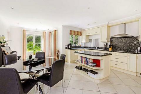 5 bedroom detached house to rent, Grange Place, Walton-On-Thames KT12