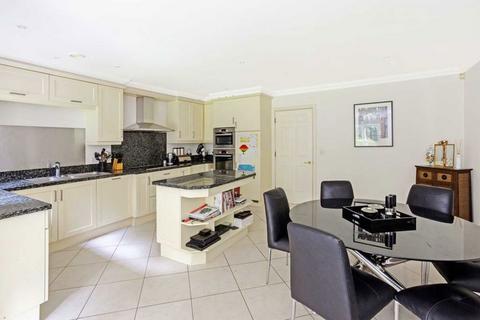 5 bedroom detached house to rent, Grange Place, Walton-On-Thames KT12