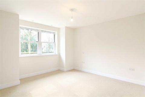 2 bedroom flat to rent, Sheerwater Road, Addlestone KT15