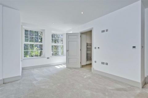 2 bedroom flat to rent, Ridgewood, Weybridge KT13