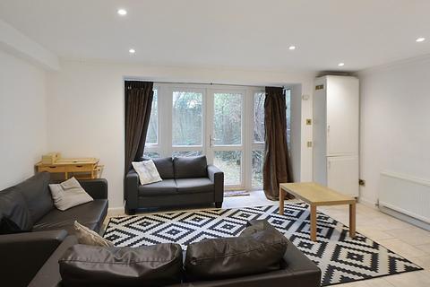 4 bedroom terraced house to rent, Cheryls Close, SW6