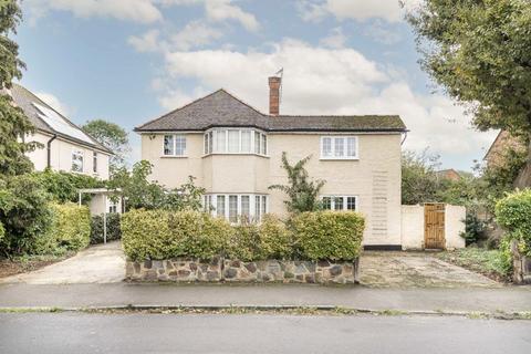 4 bedroom house to rent, Beech Close, Walton-On-Thames KT12