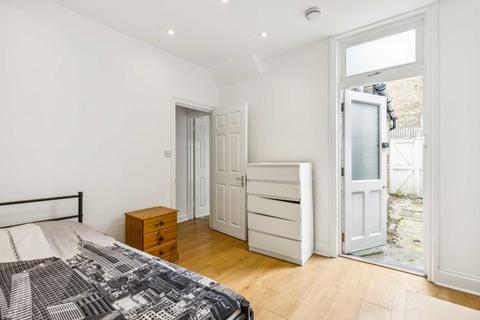 2 bedroom flat for sale, Churchfield Road, London W3