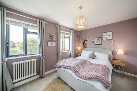 2 bedroom flat for sale, Kingsbridge Avenue, London W3