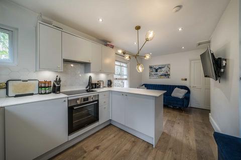 2 bedroom flat for sale, Winchester Street, London W3