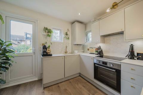 2 bedroom flat for sale, Winchester Street, London W3