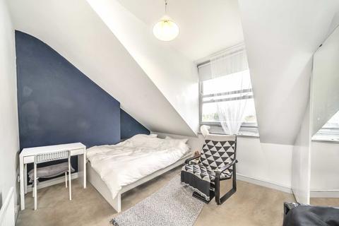 3 bedroom flat for sale, Cumberland Park, London W3