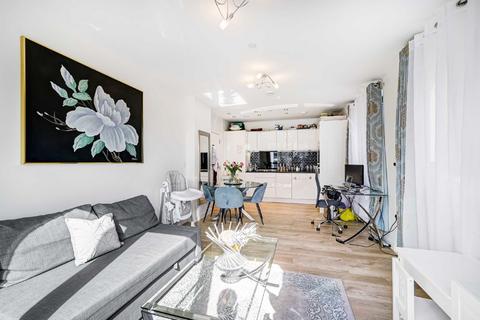 2 bedroom flat for sale, Lakeside Drive, London NW10