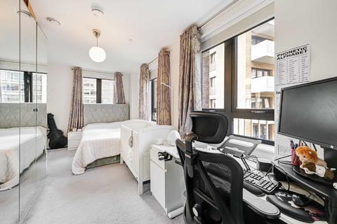 2 bedroom flat for sale, Lakeside Drive, London NW10