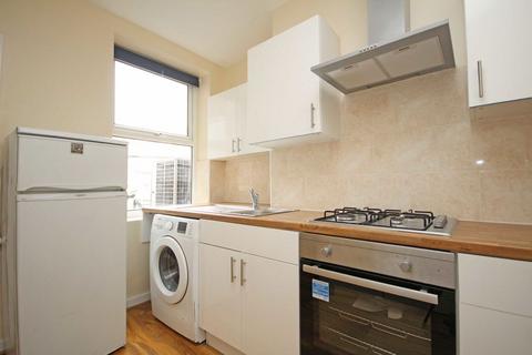 Studio to rent, Bond Street, London W5