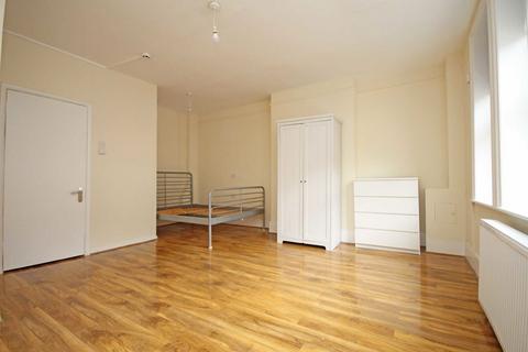 Studio to rent, Bond Street, London W5