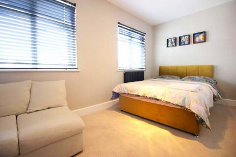 3 bedroom flat for sale, Darwin Road, London W5