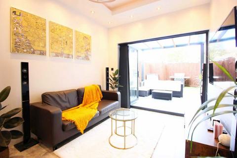 1 bedroom flat for sale, Darwin Road, London W5