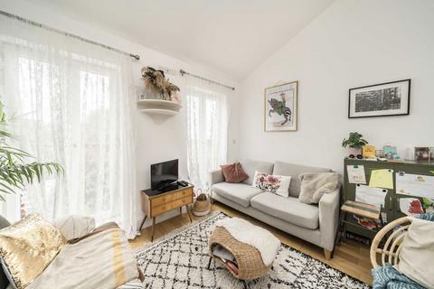 2 bedroom semi-detached house to rent, Oaklands Road, London W13