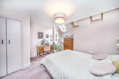 2 bedroom semi-detached house to rent, Oaklands Road, London W13