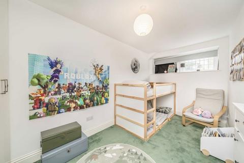 2 bedroom semi-detached house to rent, Oaklands Road, London W13