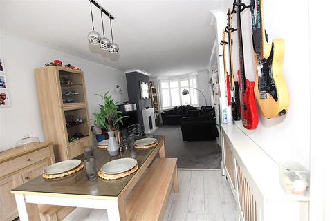 72 Holmsdale Grove, Bexleyheath, DA7 6NY