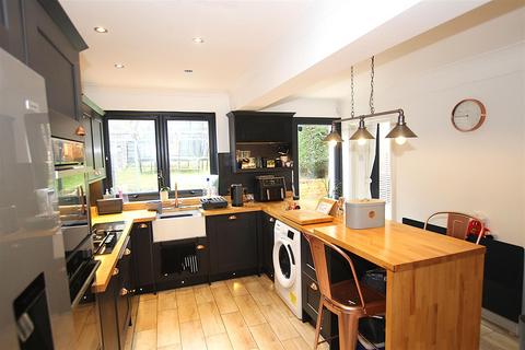 72 Holmsdale Grove, Bexleyheath, DA7 6NY