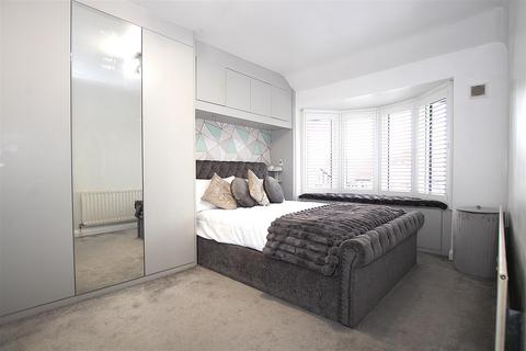 72 Holmsdale Grove, Bexleyheath, DA7 6NY