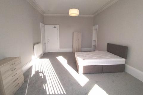 4 bedroom apartment to rent, Duke Street, Dennistoun