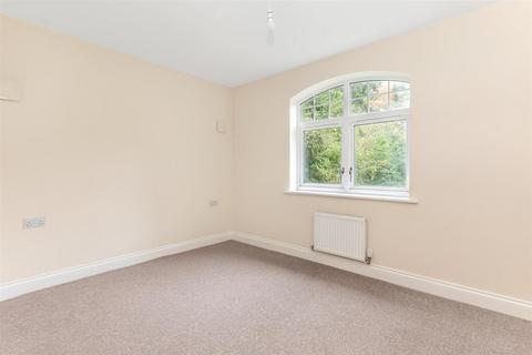 Flat 15, Malvern House, 2 Foxley Road, Kenley, CR8 5FE