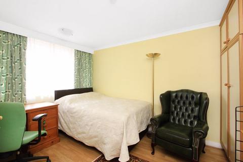 1 bedroom in a flat share to rent, West Green Road, Turnpike Lane N15