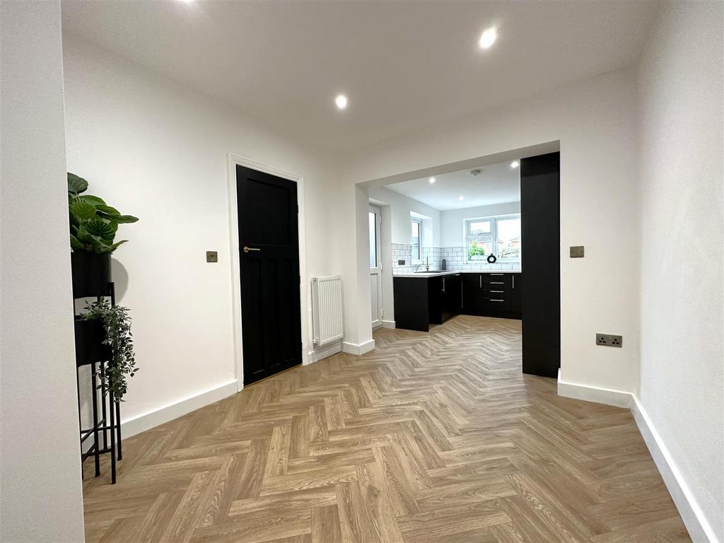 Dining Room Through To Kitchen 065