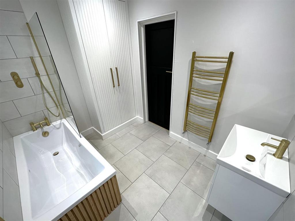 Lavish Bathroom 086