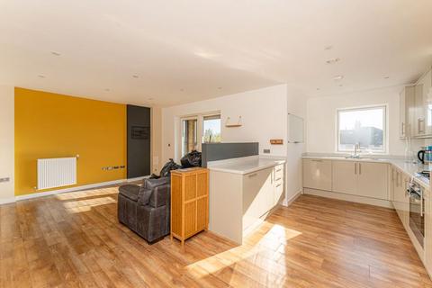 2 bedroom flat for sale, Broomfield Road, London, N13