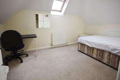 5 bedroom detached house to rent, Wycliffe Gardens, Bournemouth BH9