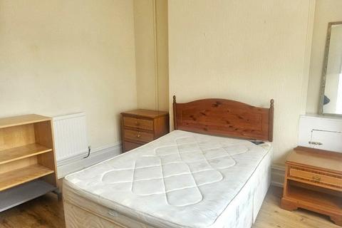 6 bedroom terraced house to rent, Cardiff CF24