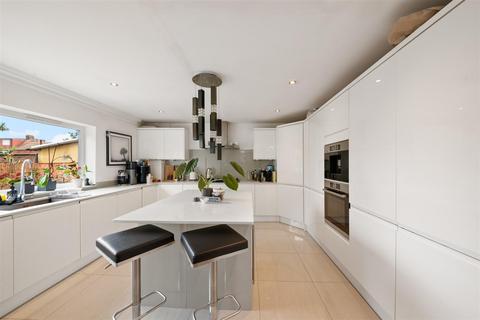 undefined, Upper Sutton Lane, Hounslow TW5
