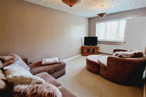 2 bedroom mews to rent, Fernbank Close, Winsford