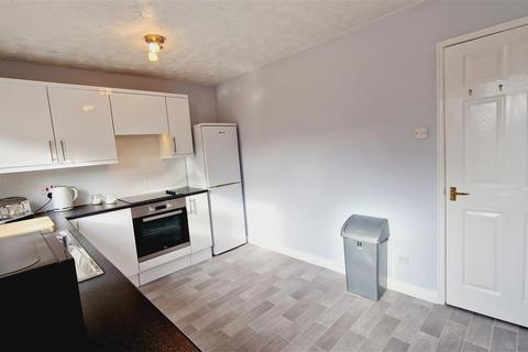 2 bedroom mews to rent, Fernbank Close, Winsford