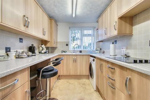 2 bedroom flat for sale, Aldsworth Avenue, Goring-By-Sea, Worthing