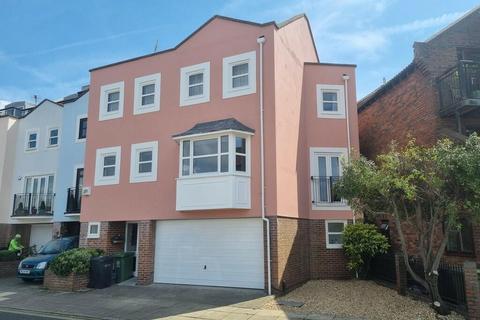 4 bedroom townhouse to rent, Merchants Row, Old Portsmouth Unfurnished