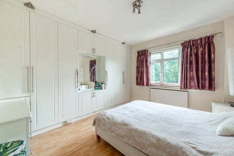 3 bedroom semi-detached house to rent, Village Way, Pinner, HA5