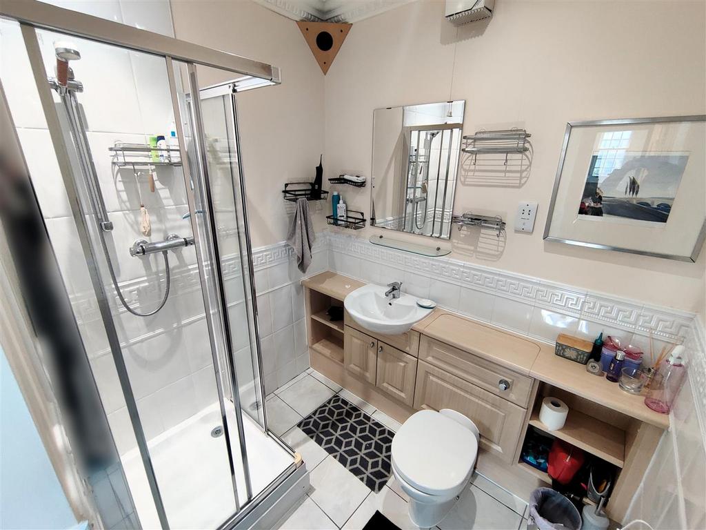 11 En suite.jpg