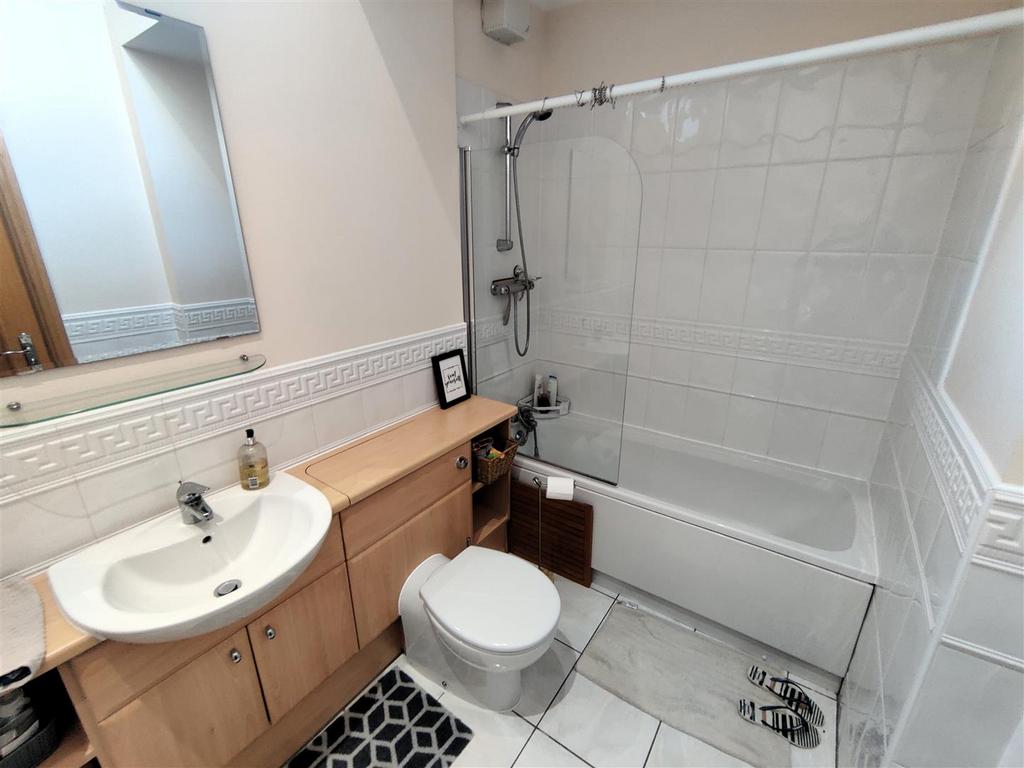 14 Bathroom.jpg