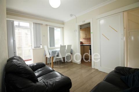 3 bedroom house to rent, Kelso Gardens, Hyde Park, Leeds