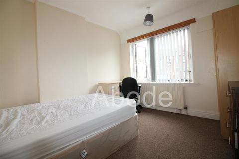 3 bedroom house to rent, Kelso Gardens, Hyde Park, Leeds