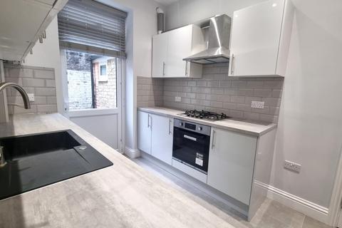 5 bedroom end of terrace house to rent, Canrobert Street, London