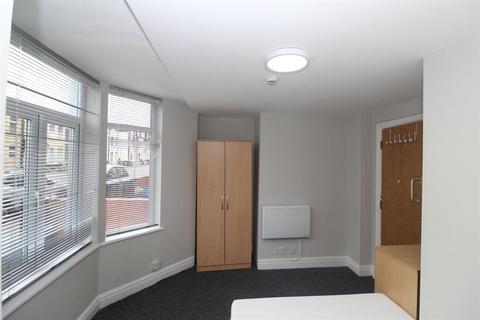 2 bedroom flat to rent, Colum Road, Cathays CF10