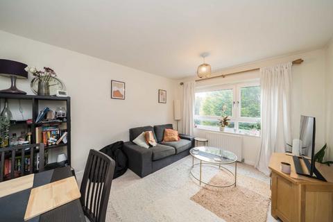 2 bedroom flat to rent, Turenne Close, London SW18