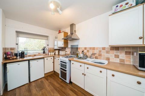 2 bedroom flat to rent, Turenne Close, London SW18