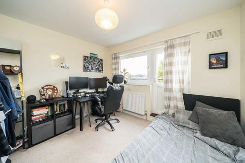 2 bedroom flat to rent, Turenne Close, London SW18