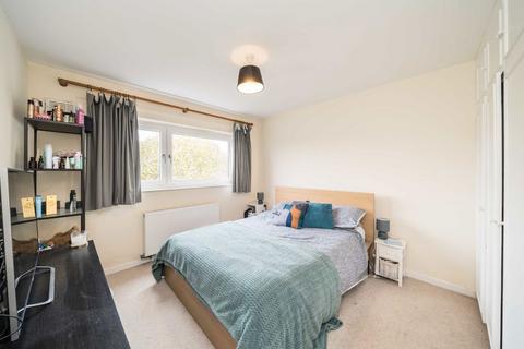 2 bedroom flat to rent, Turenne Close, London SW18