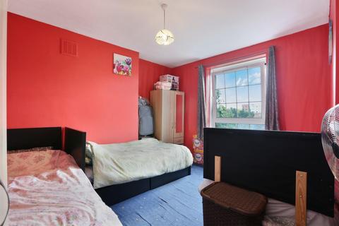 2 bedroom flat for sale, Staveley House , Turnham Road , London, SE4